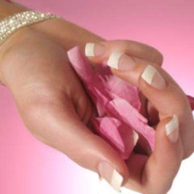 Cum poti ingriji unghiile fragile in mod natural