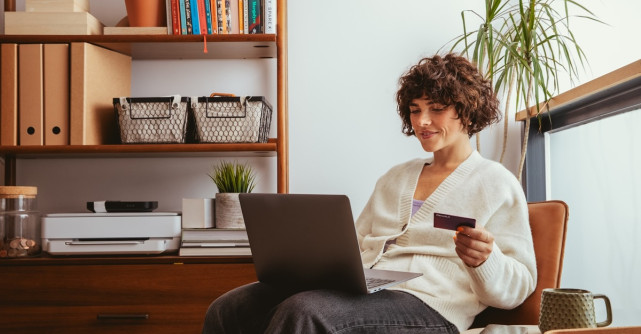 Luna iubirii vine cu daruri și speranță, dar și cu un semnal de alarmă: atenție la scam-urile romantice