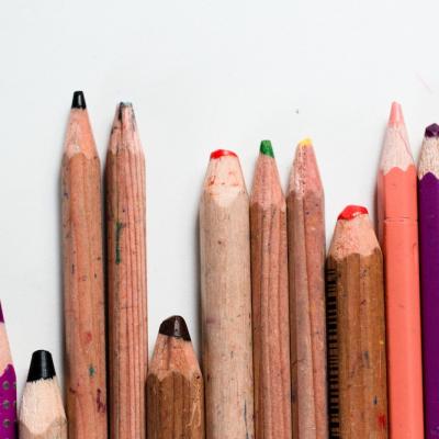 Care este poziția corectă în bancă? O coloană sănătoasă pentru copilul tău!