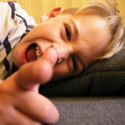 Razi cu lacrimi: Justin Bieber de la tara