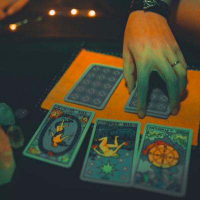 Semnificația Cărților de Tarot: Ce reprezintă primele 11 cărți din Arcana Majoră?