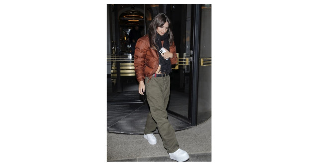 Emily Ratajkowski stilizează accesorii de la CCC!