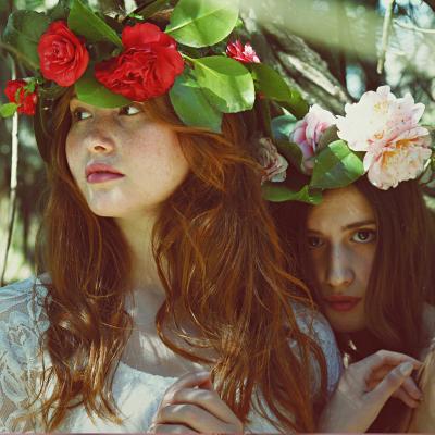 Coronita cu flori - accesoriul de cap al verii