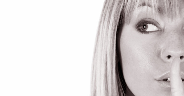 Foto: Elton John a uitat de bunele maniere. Le-a aratat fundul prietenilor!