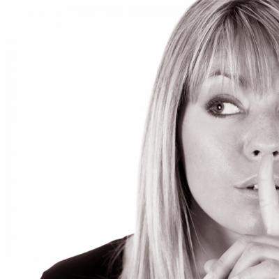 Foto: Elton John a uitat de bunele maniere. Le-a aratat fundul prietenilor!