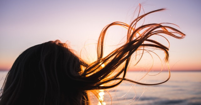 7 recomandări pentru îngrijirea părului în timpul caniculei