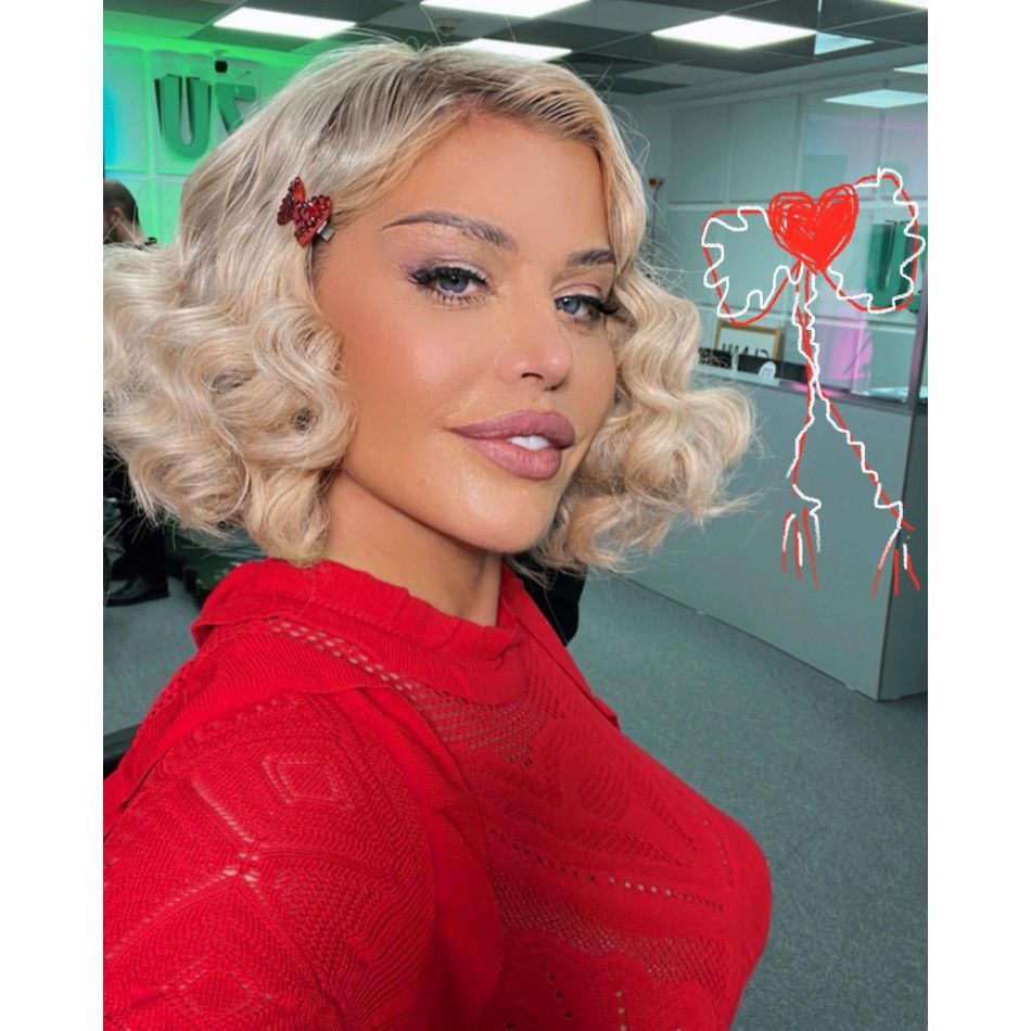 Loredana Groza, mișcări incendiare pe masa unui club de fițe! Pasională și îndrăzneață, artista a încins imaginația fanilor