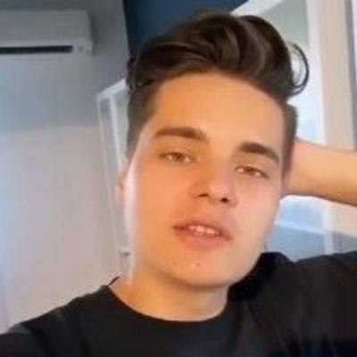 Cine este Selly: Vârsta, cariera și impactul vloggerului român