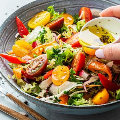 10 Salate care te vor ajuta să pierzi în greutate fără efort 