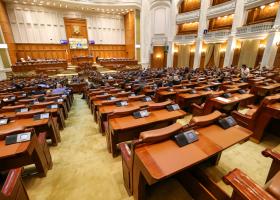 Peste 102.000 de români cer legalizarea parteneriatului civil. Petiția a ajuns în Parlament