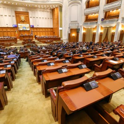 Peste 102.000 de români cer legalizarea parteneriatului civil. Petiția a ajuns în Parlament