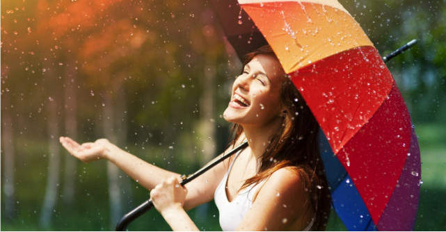 7 umbrele de vară colorate pentru zile ploioase