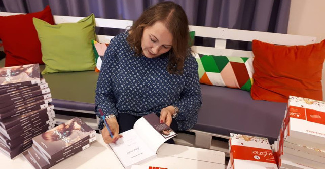  Străinul de lângă mine, cel mai nou roman semnat de Irina Binder, poate fi comandat începand de astăzi pe Libris.ro