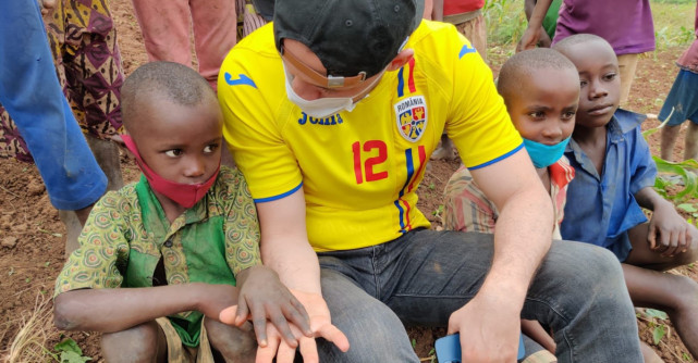 Ștefan Mandachi și alți români generoși au construit 210 fântâni ȋn Africa