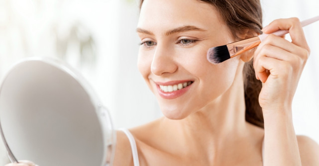 Cum să îți evidențiezi frumusețea naturală cu trucuri simple de machiaj