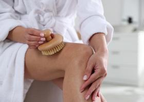 Dry Brushing : Ghidul Complet pentru o Piele Mai Sănătoasă și Beneficiile Perierii Uscate