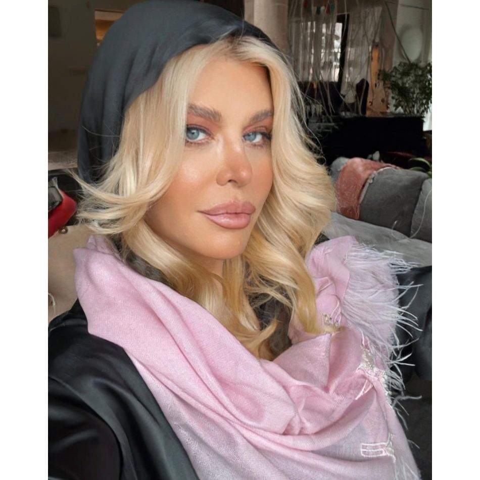 Loredana, ținută de infarct la malul mării! Bărbații au aruncat cu bani, însă internauții au criticat-o dur