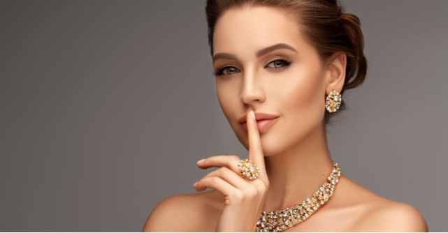 Bijuterii cu cristale: Alegerea cea mai bună pentru partenera ta