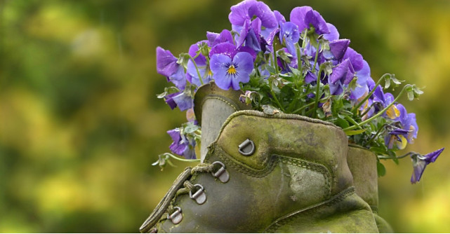 Cum porti trendul military intr-un stil feminin