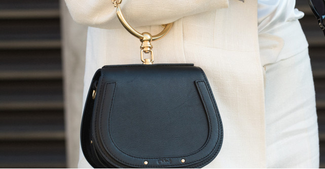 Se poartă gențile minuscule purtate pe antebraț sau de mână