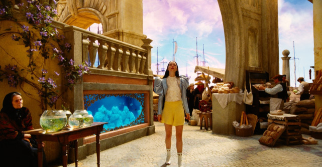 Frankenstein o întâlnește pe Alice în țara minunilor,  într-un roller coaster cinematografic, marca Yorgos Lanthimos 