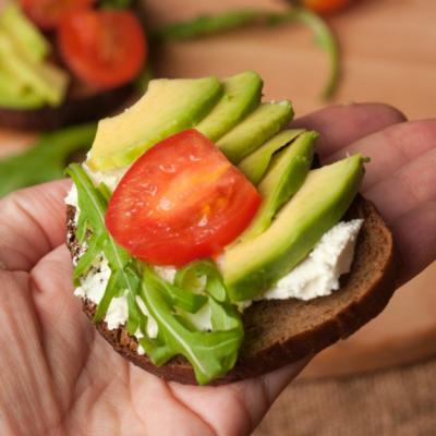 Cinci alimente care te fac FERICIT