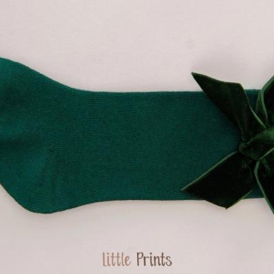 Garderoba ideală echipată cu șosete lungi pentru copii, oferite doar de Little Prints 
