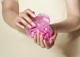 Modele de unghii minimaliste pentru primăvară