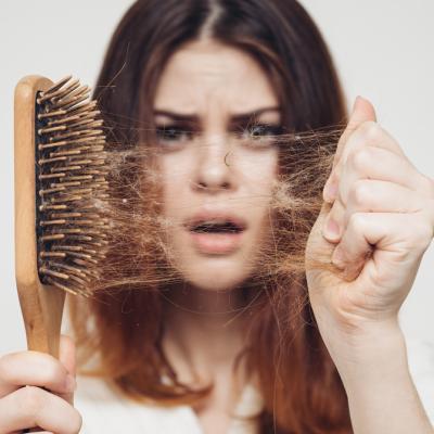 5 Cauze ale căderii părului la care nu te-ai fi gândit