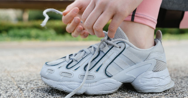 Cum porți sneakersii chunky în 2026 dincolo de ușa sălii de sport