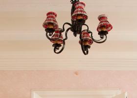 7 alternative de iluminat prin care înlocuiești lustra din sufragerie: idei moderne pentru un living elegant