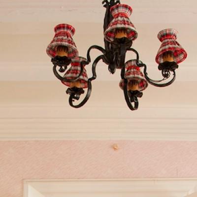 7 alternative de iluminat prin care înlocuiești lustra din sufragerie: idei moderne pentru un living mai elegant