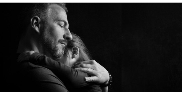 Acest tata a avut o zi grea la munca. Insa uite ce face cand ajunge acasa