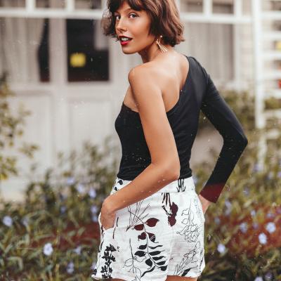 Bluza cu o mânecă și un umăr gol este Retro-Glamour și atât de sexy!
