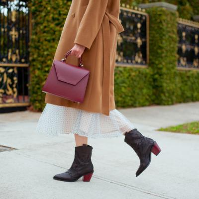 Cum porți ciocatele: ghid de styling + 5 outfituri diferite, de la elegant la sport