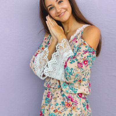 Se poartă rochițele cu manșete interesante și mâneci ce ies în evidență