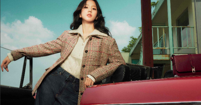 TOMMY HILFIGER ADUCE STILUL PREP PE PISTA DE CURSE ÎN CAMPANIA DE TOAMNĂ 2025, CU JISOO ÎN ROLUL PRINCIPAL