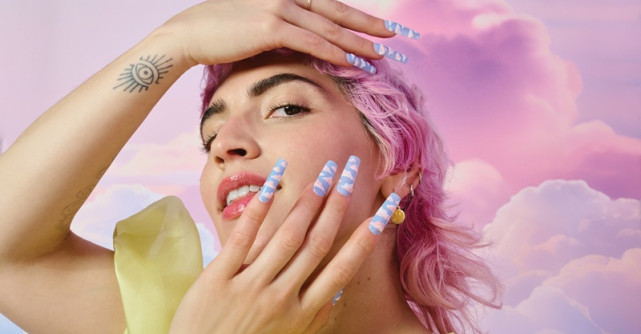 Unghii cu reflexii nordice: Aurora Nails, vedetele verii