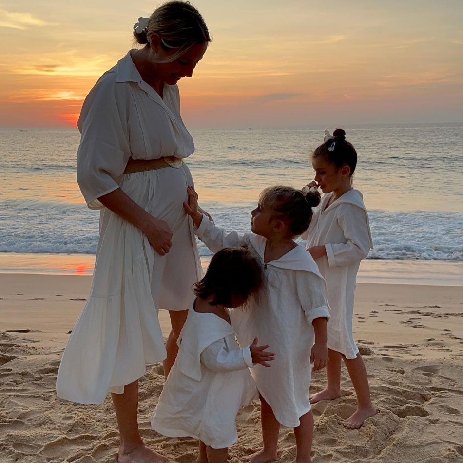 Laura Cosoi își prezintă pentru prima oară familia completă alături de cele patru fetițe. Fotografia care a topit internetul! 