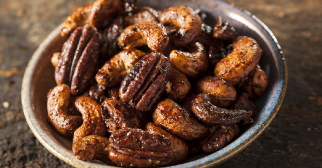 Nuci caramelizate si condimentate de iarna, snack-ul si cadoul perfect gata in 15 minute