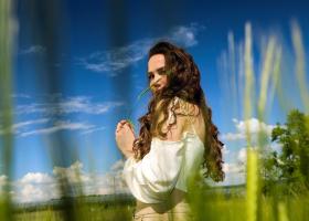 Nu sunt singură, ci pe cont propriu. Pentru că pot