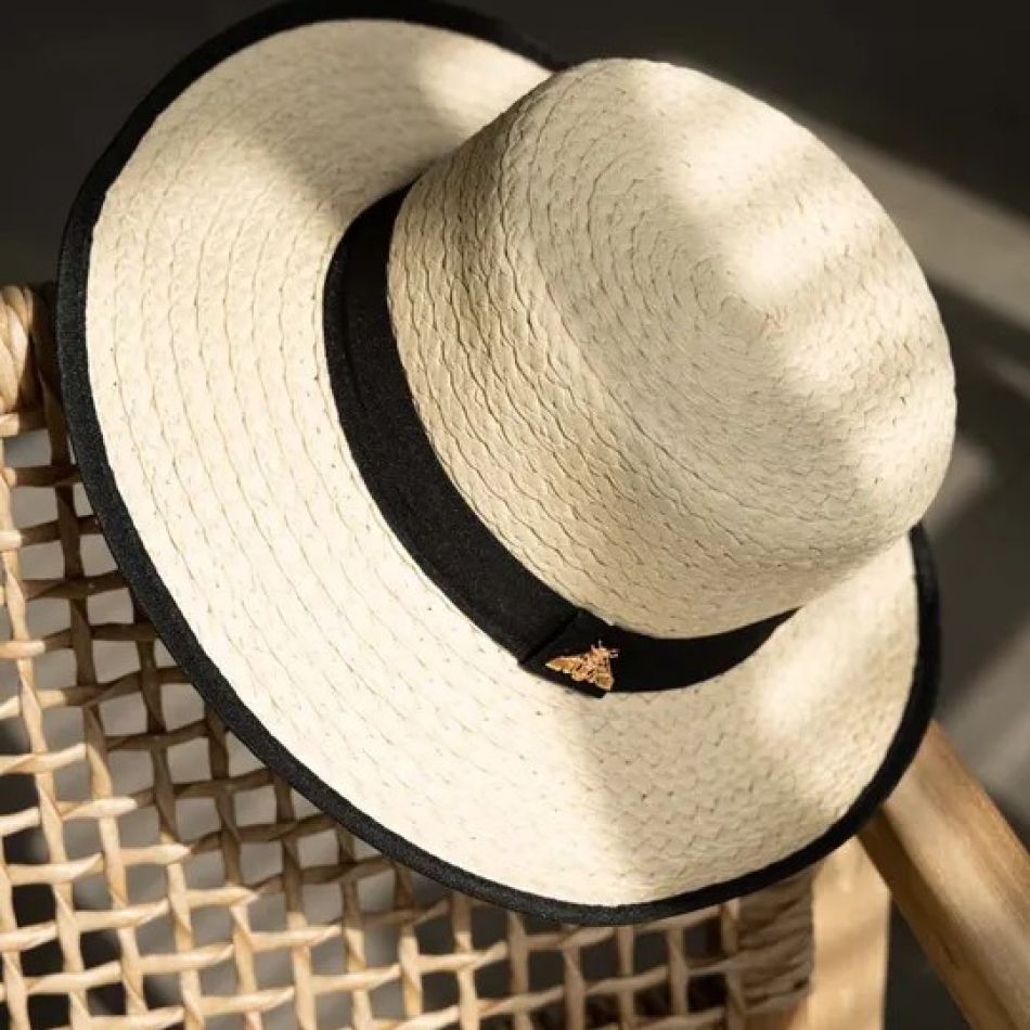 CHIC ȘI PROTEJATĂ DE SOARE CU 20 DE PĂLĂRII ȘI ȘEPCI