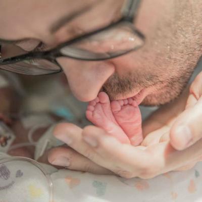 Un tata ii canta bebelusului sau aflat pe moarte, dupa ce mama a decedat la nastere