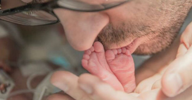 Un tata ii canta bebelusului sau aflat pe moarte, dupa ce mama a decedat la nastere