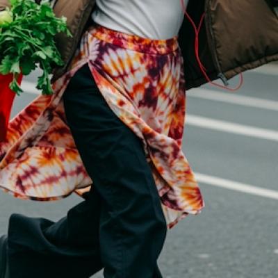 „Skirt over pants”: 5 outfituri creative care arată super modern