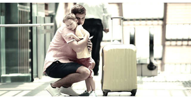 Acest barbat isi astepta prietenul la aeroport. Ce a vazut i-a schimbat complet viata