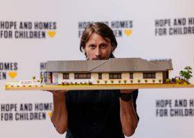 Marius Manole își donează ziua de naștere pentru 36 de copii care cresc în case familiale construite de Fundația Hope and Homes