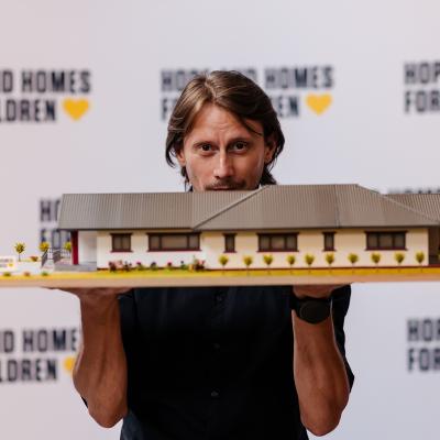 Marius Manole își donează ziua de naștere pentru 36 de copii care cresc în case familiale construite de Fundația Hope and Homes 