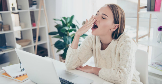 5 trucuri pentru a face fata unei nopti nedormite