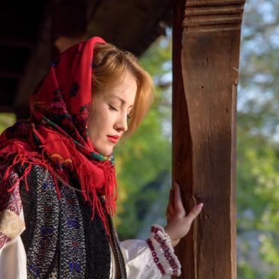 Ritualul superb de nuntă din Țara Oașului: Femeile din sat oferă protecție magică miresei